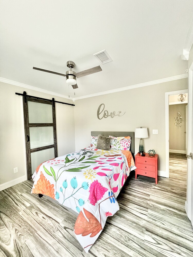 "The Gem" Stylish Fully Renovated 2 Bedroom 1 Bathroom Duplex