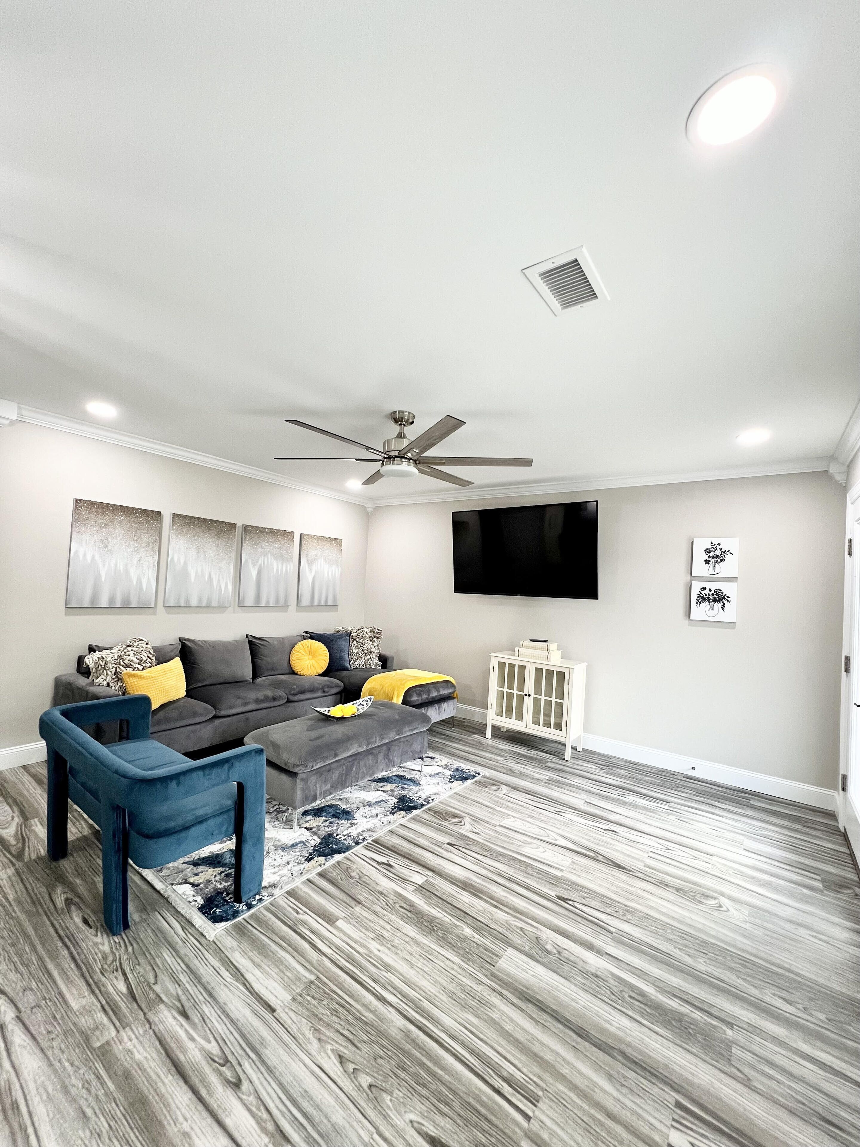 "The Gem" Stylish Fully Renovated 2 Bedroom 1 Bathroom Duplex