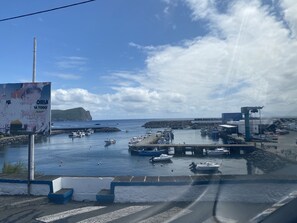 Ein Hafen mit Booten, einer Mole und einer großen Werbetafel.