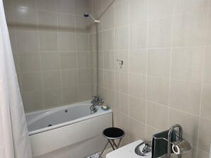 Jetted bath, hair dryer, bidet, towels - Life on Quinta do Mar-new Oceanfront Condo Oasis -oceanside 2BR Condo Oasis (Negrito)