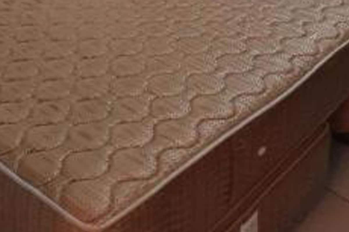 Un matelas recouvert d’un tissu à motifs.