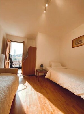 2 habitaciones, escritorio, tabla de planchar con plancha y wifi 