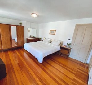 2 bedrooms, desk, iron/ironing board, WiFi