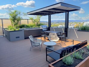 Outdoor dining - Modern Harbour View Sustainable Luxury Condo: 1 Bedroom 1 Bath (Victoria)