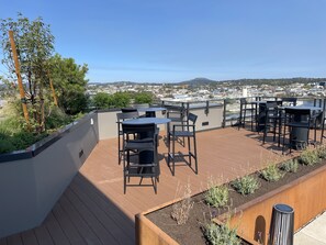 Outdoor dining - Modern Harbour View Sustainable Luxury Condo: 1 Bedroom 1 Bath (Victoria)