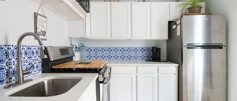 Wasserkocher mit Kaffee-/Teezubehör, Kühlschrank, Mikrowelle, Ofen