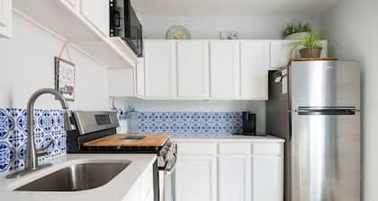 Cozy 2nd Floor3 bedroom unit with off street parking