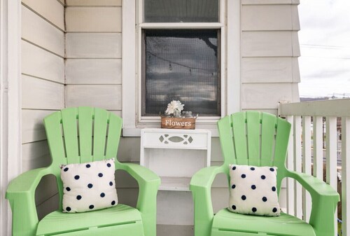 Cozy 2nd Floor3 bedroom unit with off street parking