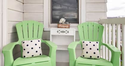 Cozy 2nd Floor3 bedroom unit with off street parking