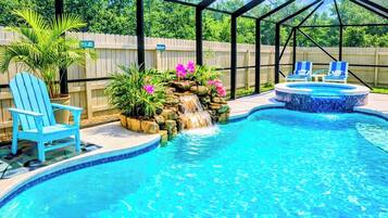 Een buitenzwembad, een verwarmd zwembad