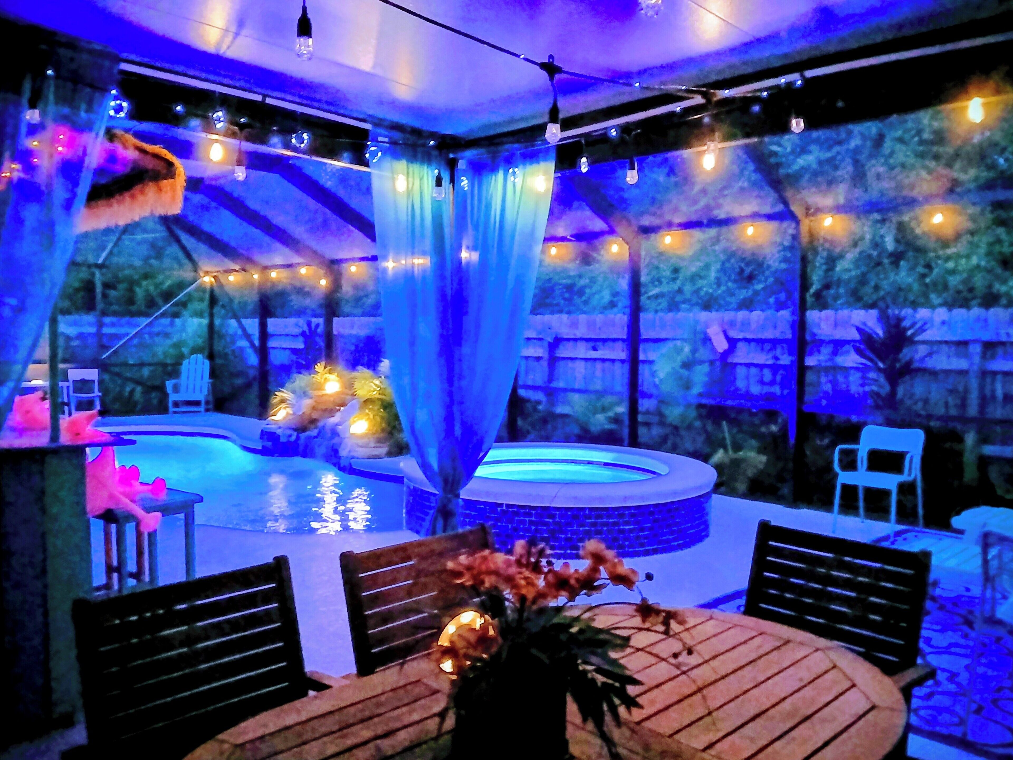 Utendørsbasseng og et oppvarmet basseng