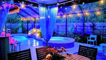 Utendørsbasseng og et oppvarmet basseng