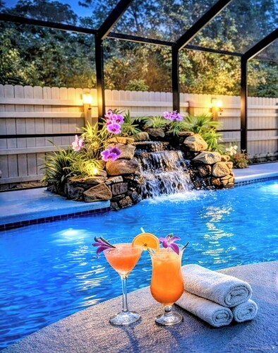 Heated Saltwater Pool Oasis + Hot Tub & Tiki Bar - Pet Friendly. Beach escape!