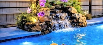 Heated Saltwater Pool Oasis + Hot Tub & Tiki Bar - Pet Friendly. Beach escape!