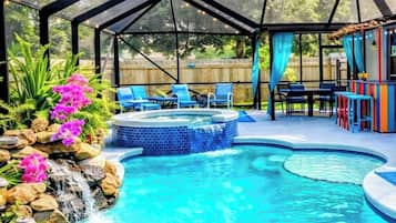 Utendørsbasseng og et oppvarmet basseng