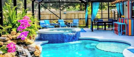 Utendørsbasseng og et oppvarmet basseng