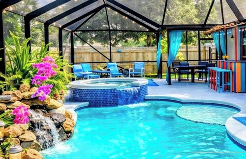 Resort-Style Pool + Hot tub Retreat• Tiki Bar • Minutes to Beach • Pet friendly 