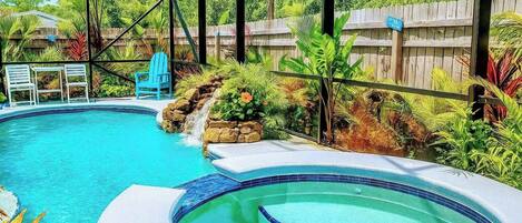 Een buitenzwembad en een verwarmd zwembad