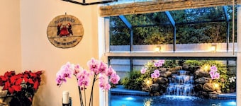 Heated Saltwater Pool Oasis + Hot Tub & Tiki Bar - Pet Friendly. Beach escape!