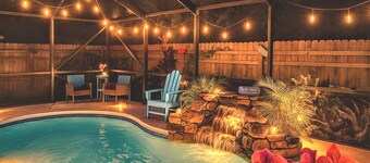 Romantic Getaway!Heated pool,Tiki bar, hot tub.Central Beaches ,Downtown/pets OK
