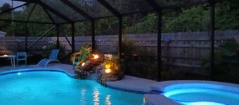 Private Oasis / heated salt pool / Tiki bar/hot tub.Near beach /Downtown/pets OK