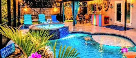 Una piscina al aire libre, una piscina climatizada