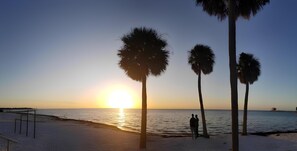 Beach nearby, white sand - Satoshi Hideout Living (St. Petersburg)