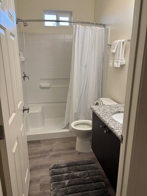 Shower, towels, soap, toilet paper - 3-bedroom condo in pleasant Mesquite with AC, WiFi. Enjoy your stay (Mesquite)