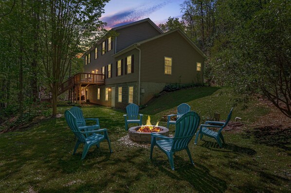 Property grounds - 3 minutes to Pisgah Forest Entrance! - Game room - Fire pit   (Pisgah Forest)