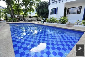 Hồ bơi ngoài trời