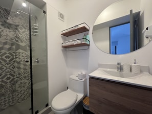 Secadora de cabello, toallas, jabón, papel de baño