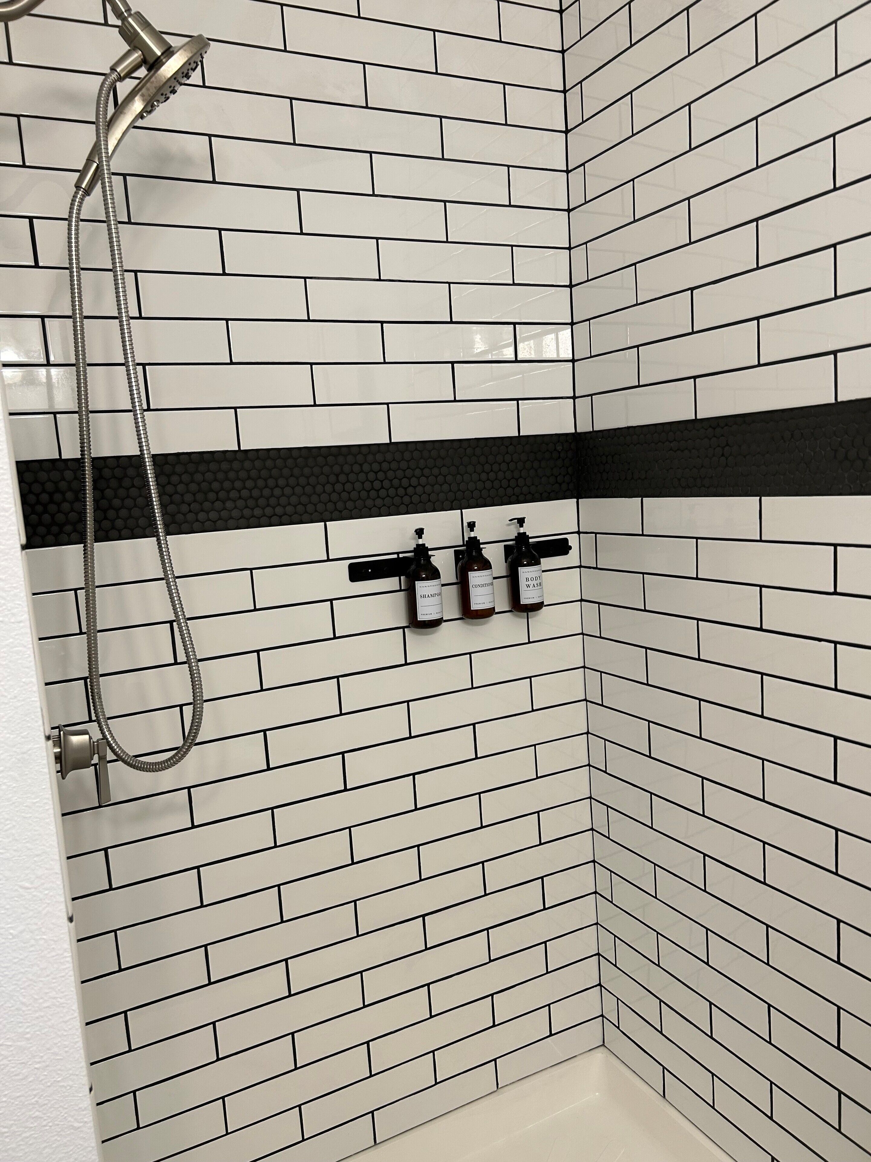 Douche, sèche-cheveux, serviettes fournies, savon