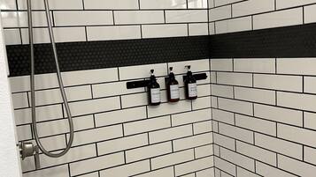 Douche, sĂšche-cheveux, serviettes fournies, savon