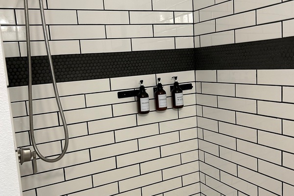 Douche, sèche-cheveux, serviettes fournies, savon