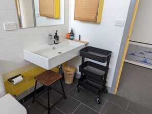 Douche, bidet, serviettes fournies, savon