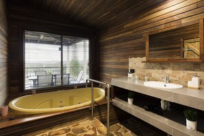 Jetted bath, hair dryer, towels, soap - Hill House Esk Qld (Esk)