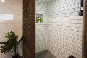 Bañera de hidromasaje, secador de pelo, toallas y jabón