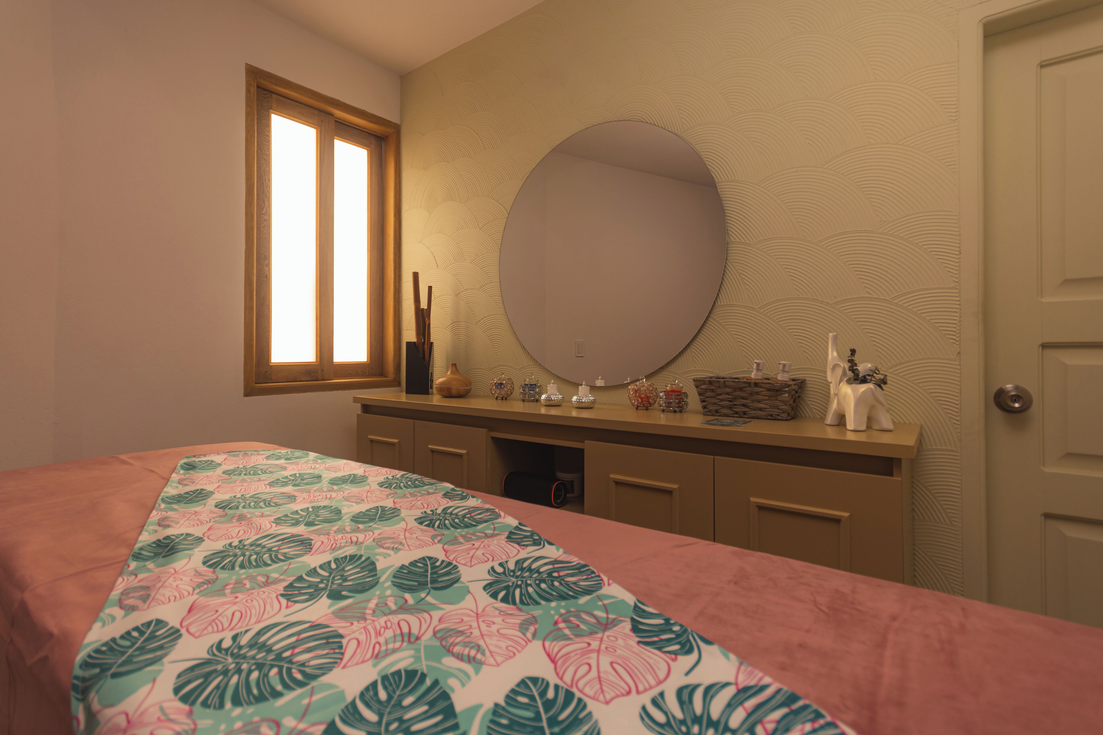Un dormitorio con cama, cómoda, espejo y ventana.