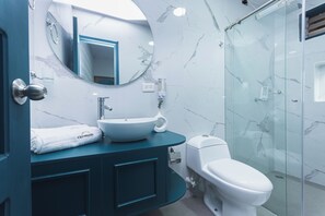 Standard Room, Mixed Dorm, Non Smoking | Bathroom | Free toiletries, towels - Hotel Chromatic (Guatapé)