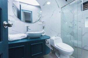 Standard Room, Mixed Dorm, Non Smoking | Bathroom | Free toiletries, towels