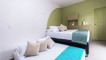 Une chambre avec deux lits, une table de chevet et une armoire.