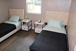 5 bedrooms, iron/ironing board, WiFi, bed sheets