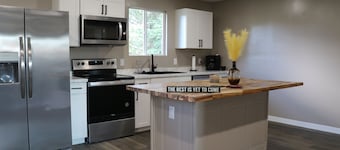 Close to Everything Spacious 5Bdr Mountaineer Retreat Morgantown - Sleeps 14