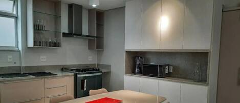Refrigerador, microondas, horno y parrilla de estufa