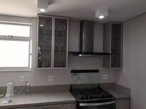 Fridge, microwave, oven, stovetop - Delicioso ap a uma Quadra da Av. Bandeirantes - 4 Pessoas (Anchieta Belo Horizonte)