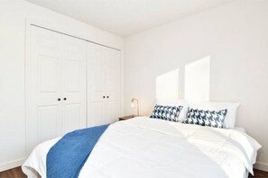 2 bedrooms, in-room safe, desk, iron/ironing board - The Clubhouse on Fairmount (Vancouver)
