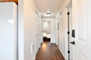 2 bedrooms, in-room safe, desk, iron/ironing board - The Clubhouse on Fairmount (Vancouver)