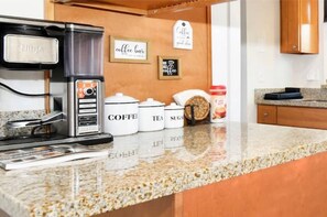 Fridge, microwave, oven, stovetop - The Clubhouse on Fairmount (Vancouver)