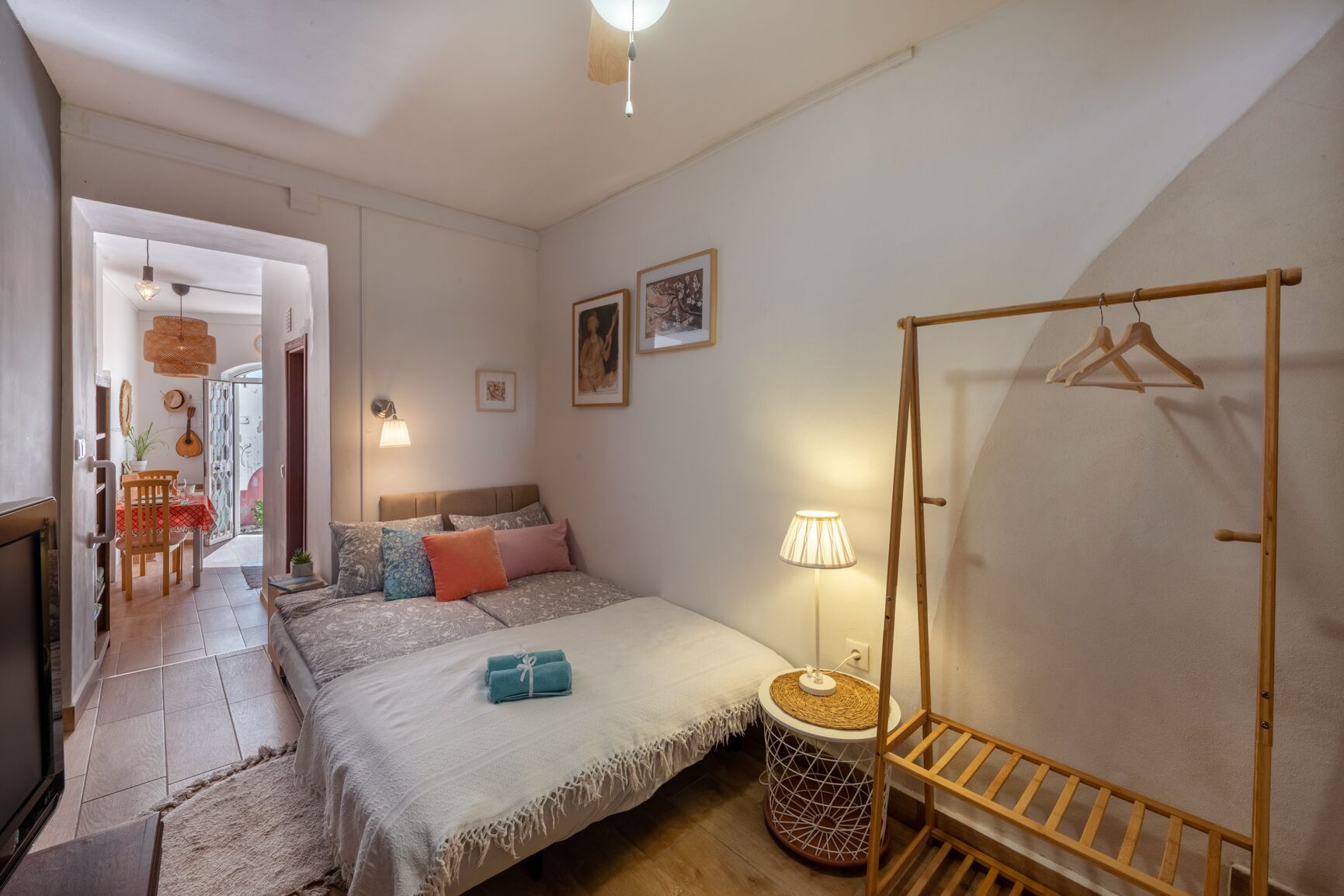 1 soverom, skrivebord, strykejern/-brett og wi-fi (inkludert)