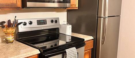 Frigorifero, microonde, forno, piano cottura